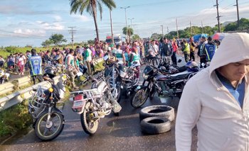 Mototaxistas de Warnes mantienen bloqueo y exigen diálogo con la Gobernación 