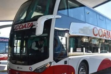 Insólito: un chofer abandonó un micro en medio de una ruta de Córdoba con 18 pasajeros adentro