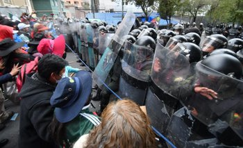 Al ritmo de tinku y pujllay, la marcha del Magisterio intenta rebasar a la Policía