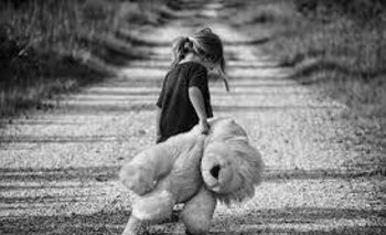 Niña de 6 años que escapó de su casa, tiene signos de maltrato
