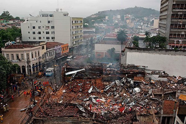 Siete muertos y 17 desaparecidos tras derrumbe de edificios en Río Siete muertos y 17 desaparecidos tras derrumbe de edificios en Río