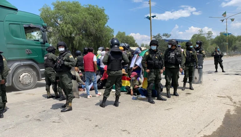Red Uno_ La Policía intervino el bloqueo en el Puente Huayculi.