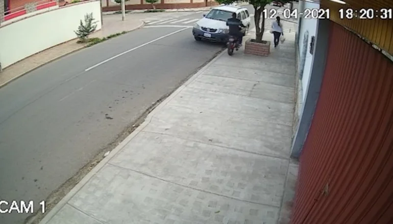 Red Uno_ Momento en que un "motoladrón" se acerca a su víctima.