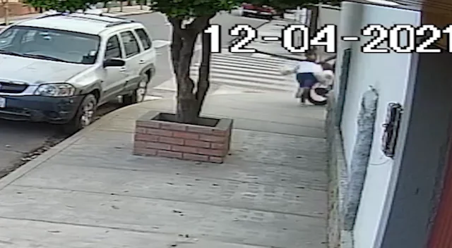 Red Uno_ "Motoladrón" intentó arrebatarle la cartera a una mujer.