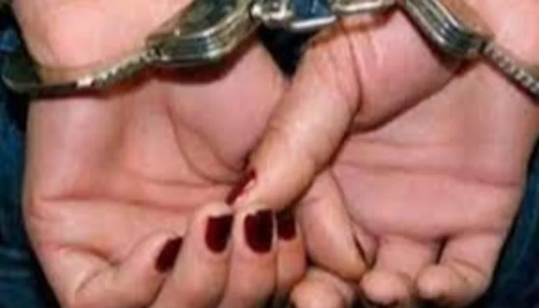 El Alto: arrestan a tres mujeres que atendían consultorio sin ser profesionales en salud