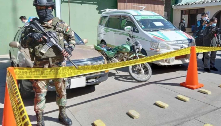 Red Uno_ FELCN expone la droga y motorizados secuestrados en los operativos.