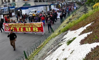 Maestros Urbanos mantienen huelga, anuncian marchas el martes y no descartan paro movilizado de 72 horas