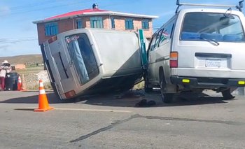 Cinco heridos tras choque entre dos minibuses en la carretera a Desaguadero