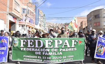 Padres de familia de El Alto marchan en rechazo a las protestas del magisterio urbano