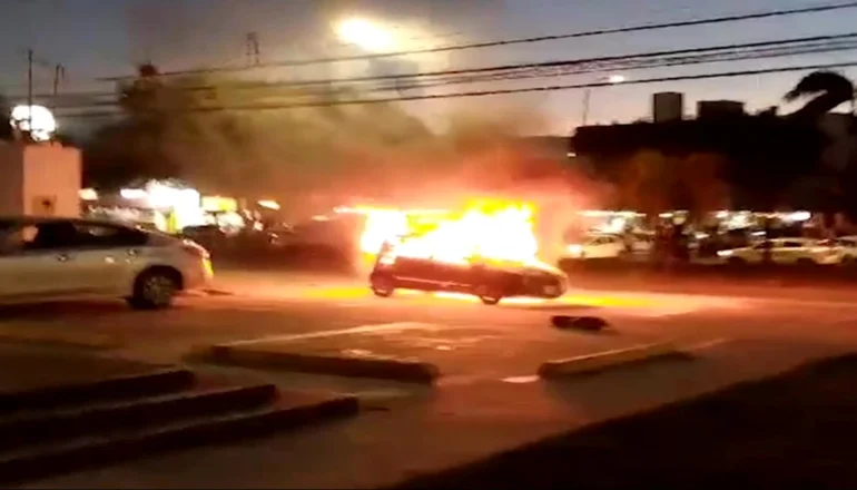 «estaba Abandonado»: Un Vehículo Se Incendia En Plena Avenida Santos 