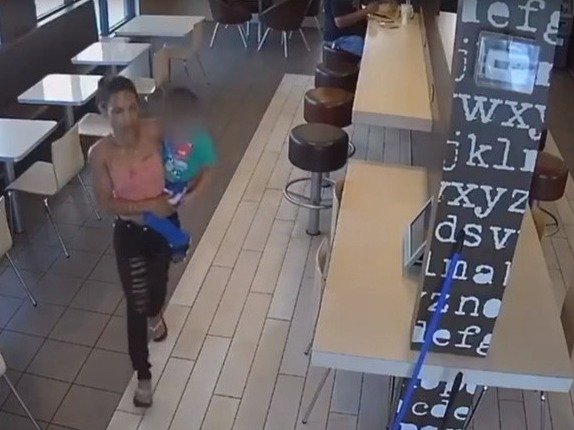 Captan a mujer tratando de secuestrar a un niño en un McDonalds