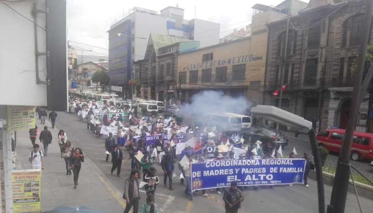 Padres de familia de El Alto marchan exigiendo ítems, internet gratuito, tablets y medidas de bioseguridad
