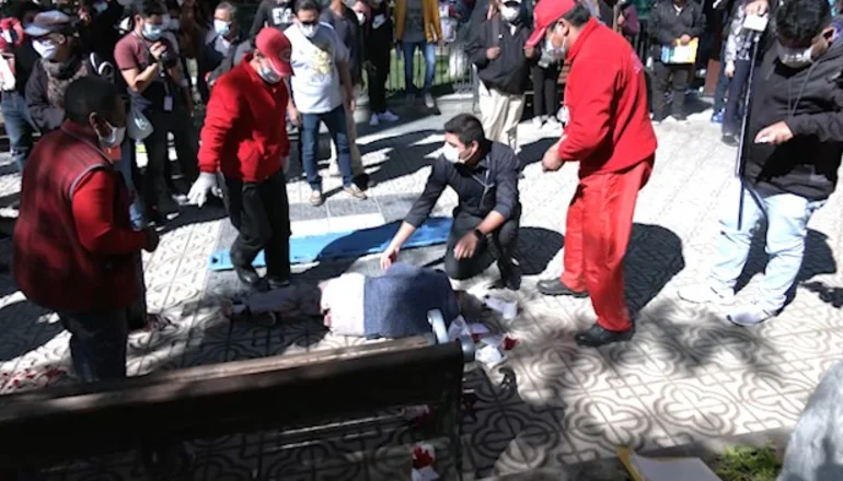 Adulto mayor convulsionó y agonizó en plena Plaza Principal