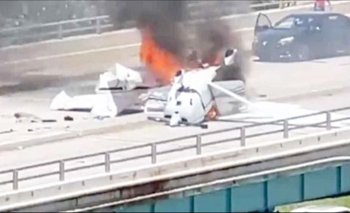Un muerto y cinco heridos al estrellarse una avioneta en puente de Miami Beach