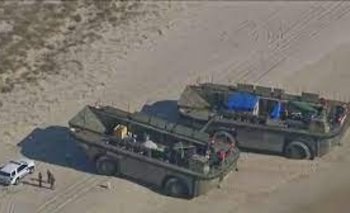 Dos vehículos anfibios de la guerra de Vietnam aparecen en una playa de EEUU
