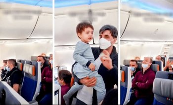 VIDEO│Pasajeros de un avión cantan “Baby Shark” para que un niño deje de llorar