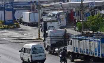 En Cochabamba, continúan las largas filas de camiones en busca de diésel