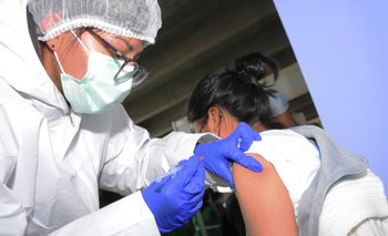 El covid persistente también es un riesgo para las personas vacunadas