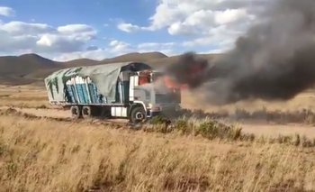 Militares quemaron un camión de alto tonelaje que transportaba mercadería de contrabando