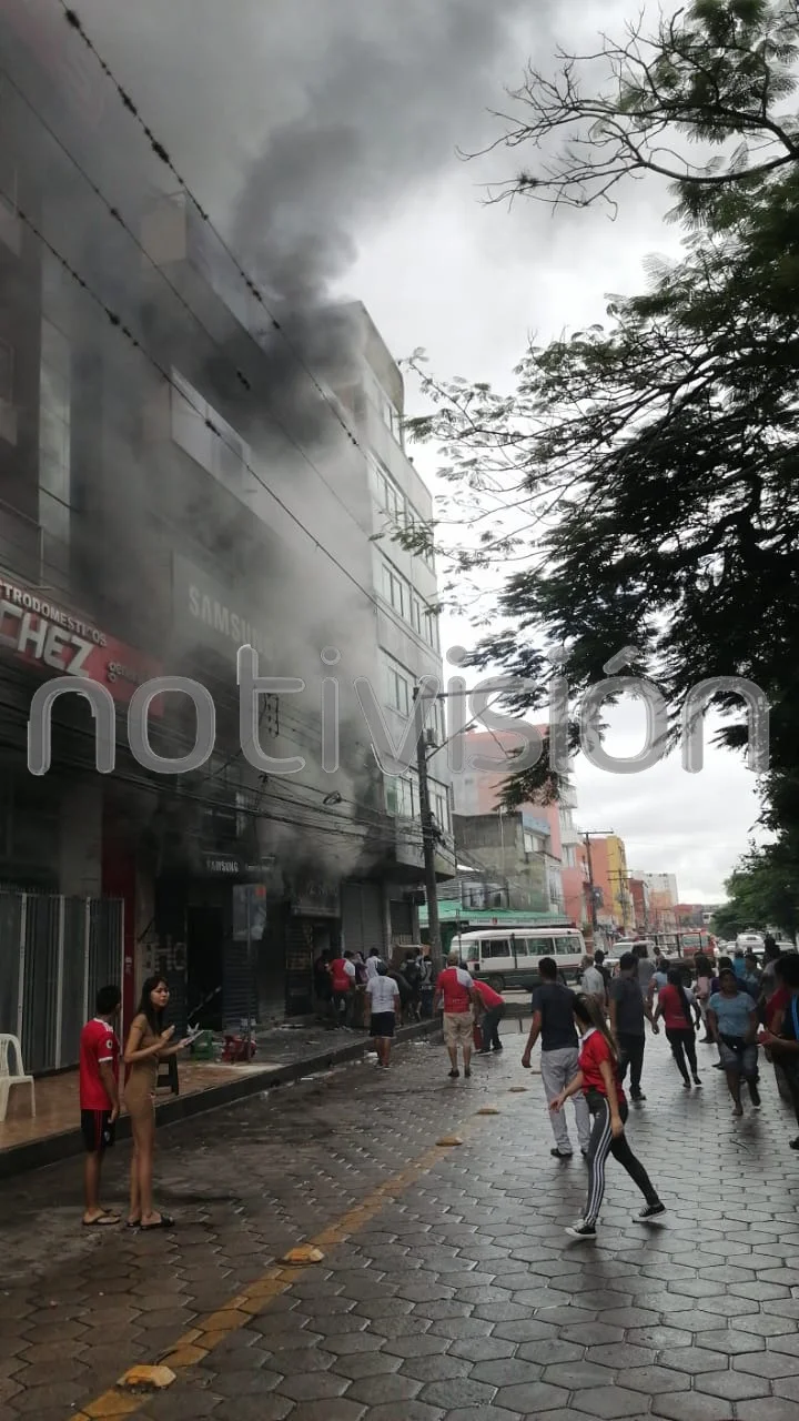 Incendio de gran magnitud en pleno centro cruceño: arde una galería de electrodomésticos