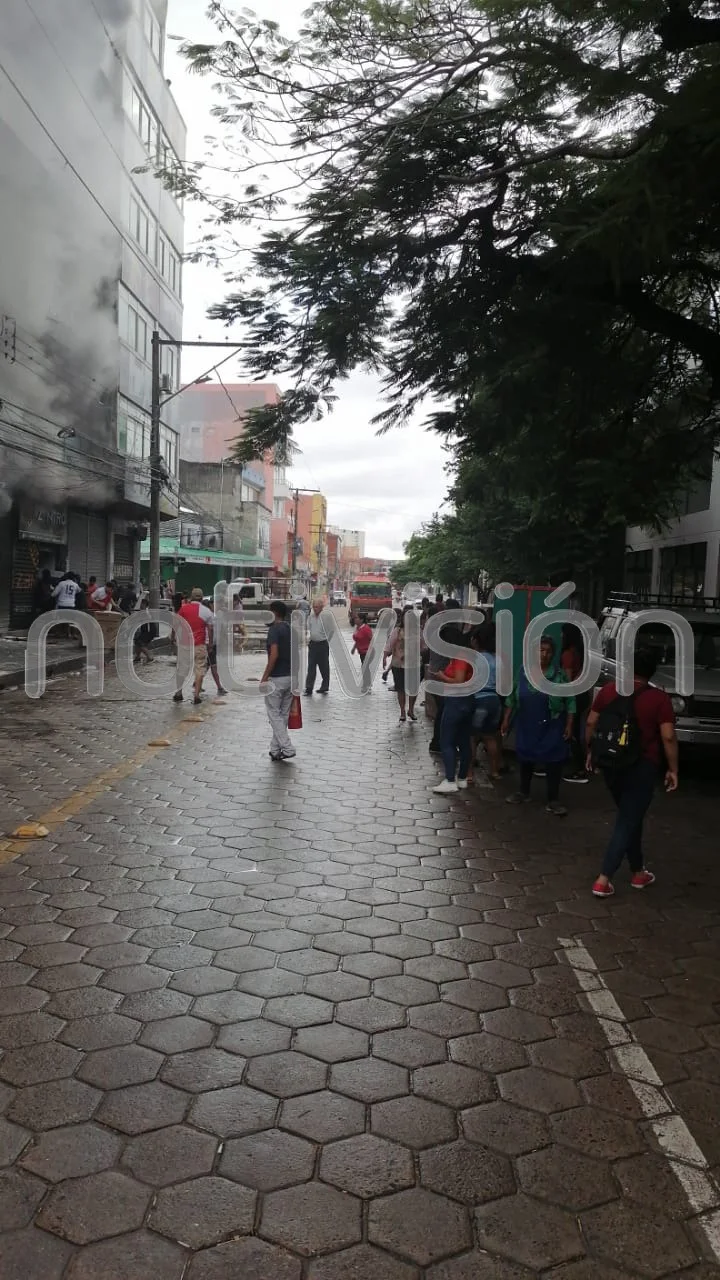 Incendio de gran magnitud en pleno centro cruceño: arde una galería de electrodomésticos