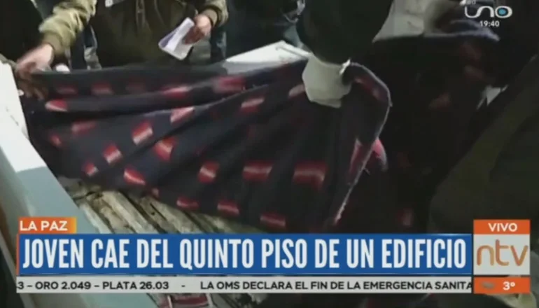 El trágico hecho se suscitó este viernes, un joven de 27 años cayó del quinto piso de un edificio, ubicado en el centro de la ciudad de La Paz. La policía investiga las causas que provocaron su caída. 
