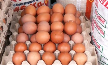Gobierno advierte con sanciones a intermediarios que vendan el huevo más caro