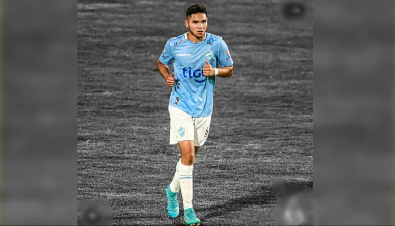 España pone los ojos en el joven futbolista Carlos Sejas de Aurora