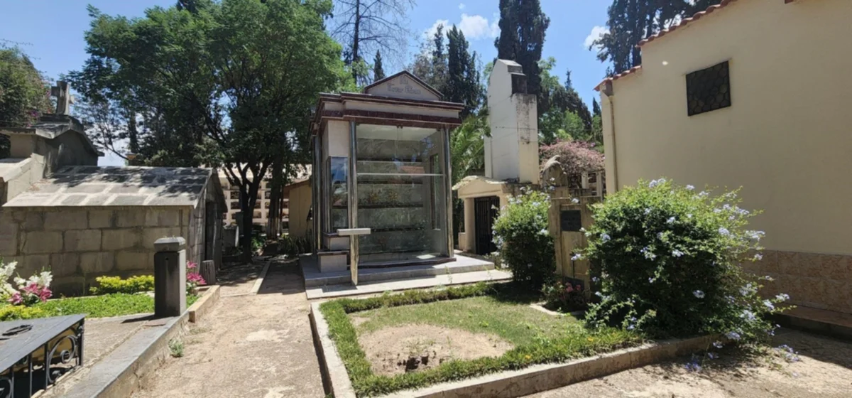 Denuncian que criptas con valor patrimonial son reemplazadas por mausoleos nuevos