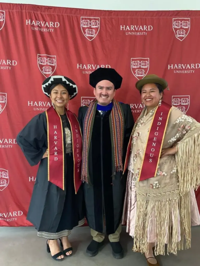 Conozca a la joven paceña de pollera que concluyó una maestría en Harvard