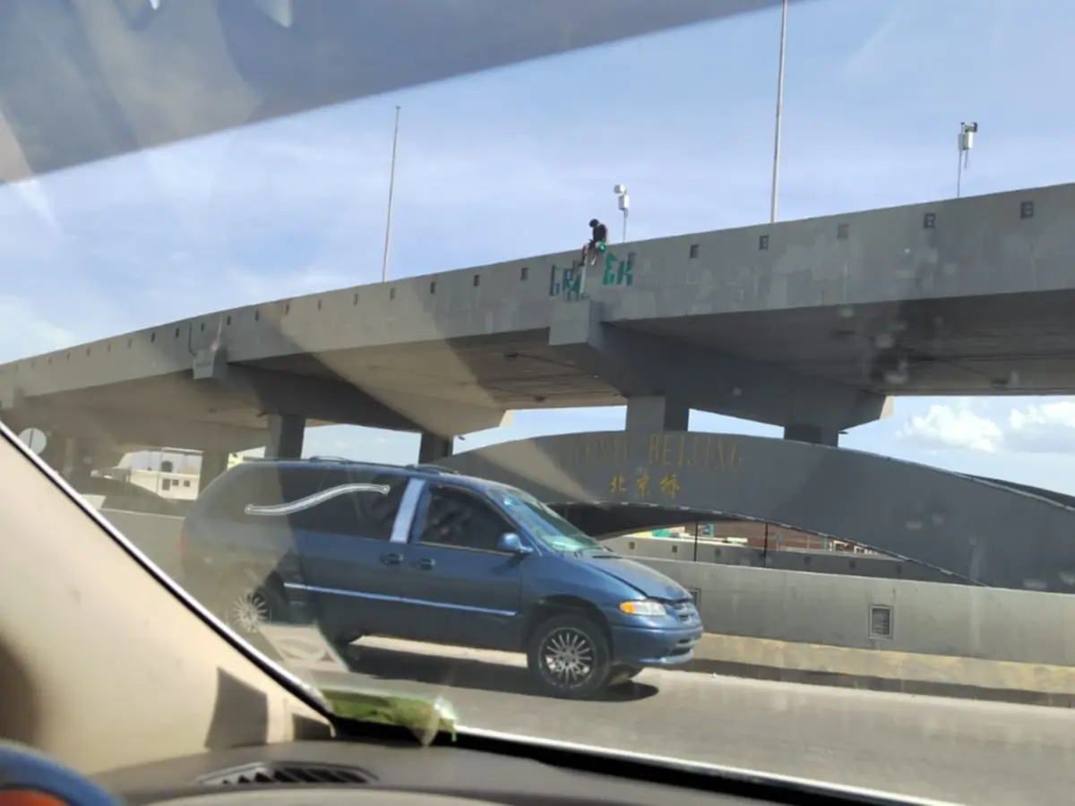 "¡Lo rescatamos!": Ciudadanos evitaron que un hombre se lance del puente Beijing