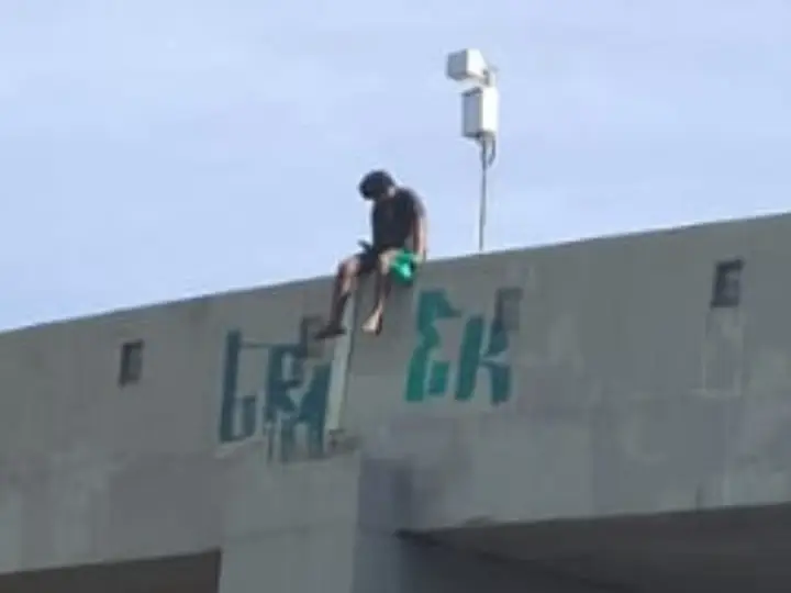 "¡Lo rescatamos!": Ciudadanos evitaron que un hombre se lance del puente Beijing