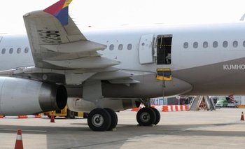 ¡Terror en el aire! Pasajero abre la puerta de un avión en pleno vuelo