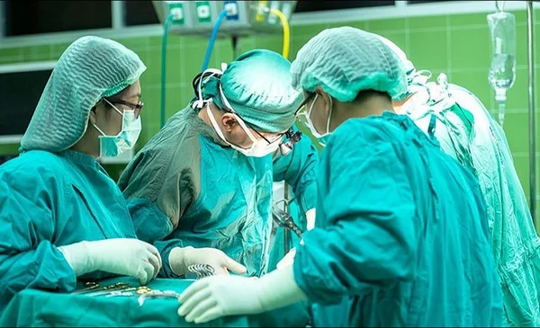 Controversia!  I chirurghi italiani tentano di trapiantare teste umane viventi su cadaveri