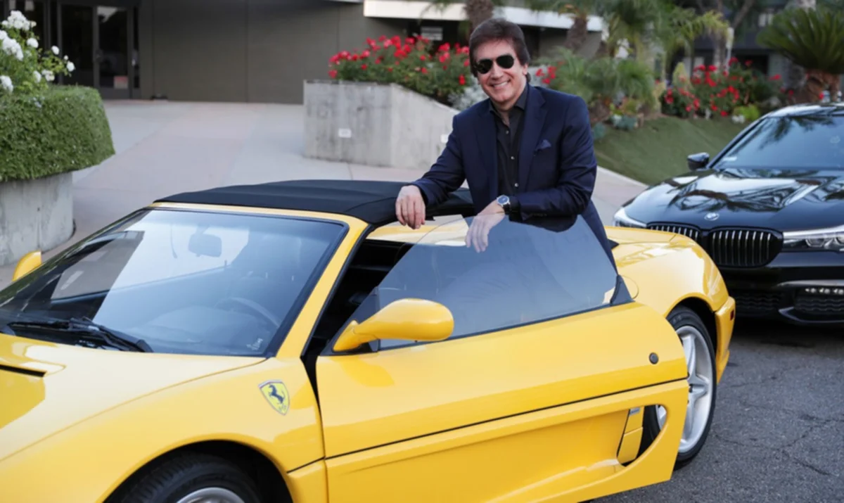 Pastor que conduce un Ferrari dice que es una bendición "extravagante" de Dios