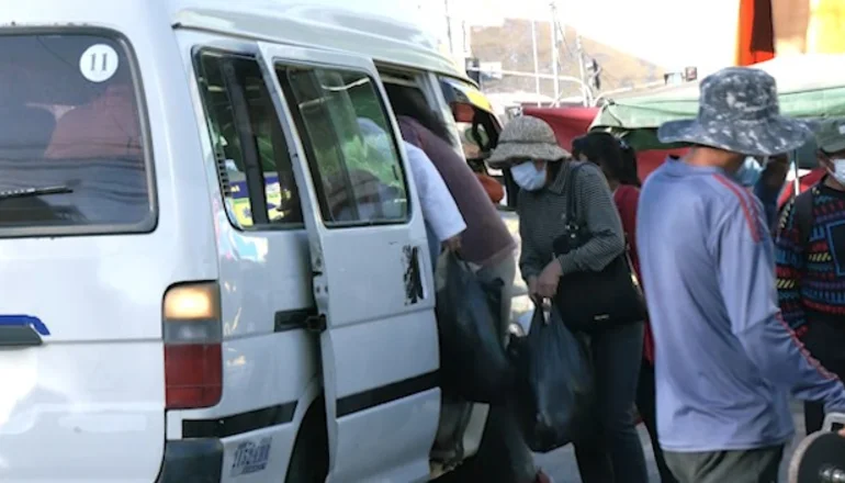 Red Uno_ Población que sube de forma masiva a los vehículos de transporte público.