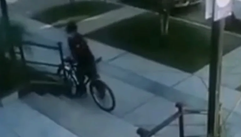 Red Uno_ Antisocial roba una bicicleta en la Av. Santa Cruz.