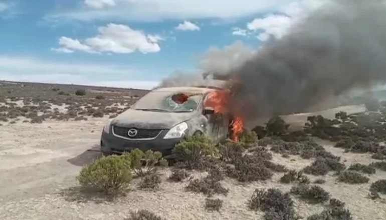 Incineran vehículo indocumentado abandonado en el salar de Coipasa