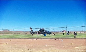 Helicóptero aterrizó en plena cancha e interrumpe un partido de fútbol 