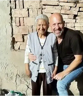 El emotivo reencuentro entre una niñera y el niño al que cuidaba, 45 años después de separarse. 