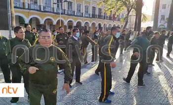 Policía realizó una rutina deportiva de zumba al ritmo de la cumbia