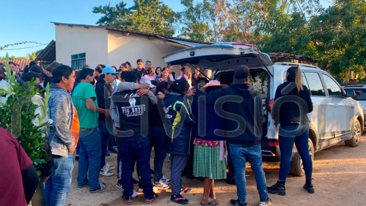 El cortejo fúnebre partiendo hacia un cementerio en la zona del Urubó (Foto: Alejandra Almaraz)