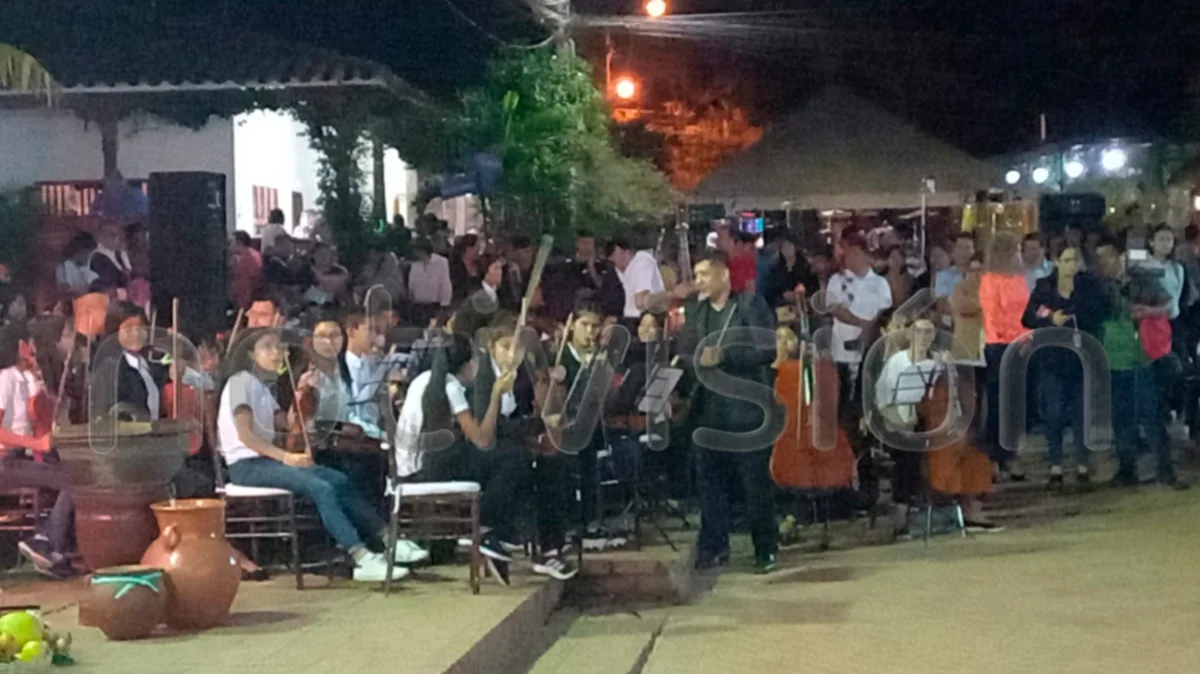 Los 60 músicos que conforman la orquesta municipal de Porongo brindaron un espectáculo. (Foto: Gabriel Terrazas)