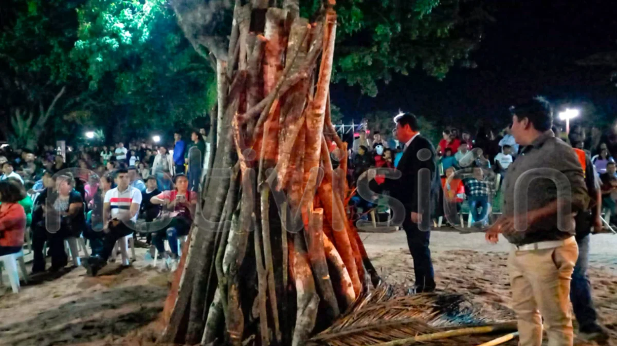 El alcalde municipal de Porongo realizó el tradicional encendido de la fogata. (Foto: Gabriel Terrazas)