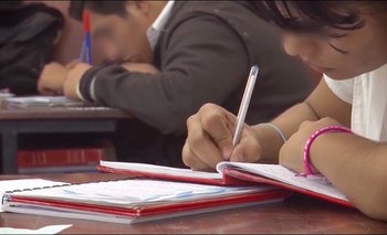 Debate en torno a las tareas en vacaciones: ¿Reforzar o descansar?
