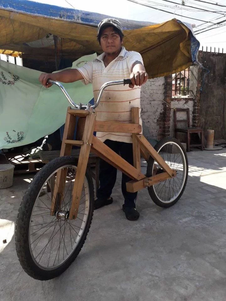 Rubén Escobar fabricó una bicicleta de madera para ir a trabajar