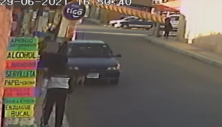 Red Uno_ Momento en que una comerciante evito el robo de su mercadería.