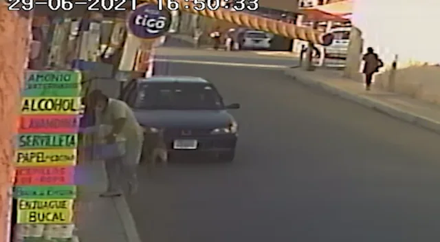 Red Uno_ Ladrón robando bañadores de una tienda.