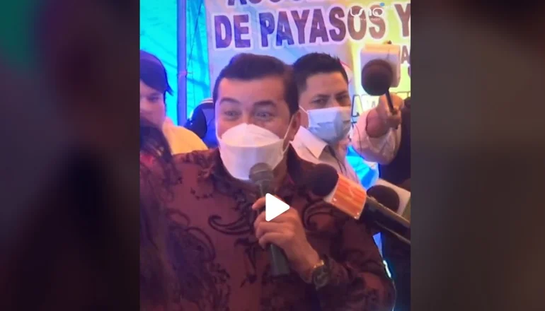 La pregunta del alcalde cruceño se vuelve viral: ¿Ya se han vacunado… por dónde? 