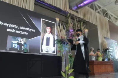 Fotos: Estudiantes ponen divertidas frases para despedirse en su graduación  - Red Uno de Bolivia